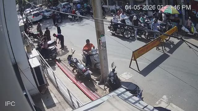 वीआईपी मूवमेंट के चलते रुका था ट्रैफिक, स्कूटी अनियंत्रित होकर शोरूम की लिफ्ट में जा गिरी