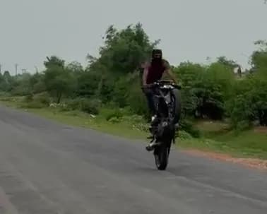 सड़कों पर स्टंट से राहगीरों की जान खतरे में; पुलिस की हिचकिचाहट से बढ़े हौसले