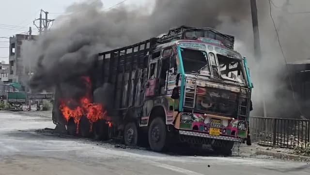 इंदौर-कोटा नेशनल हाईवे पर मचा हड़कंप, JCB मशीन से ट्रक को तोड़ा