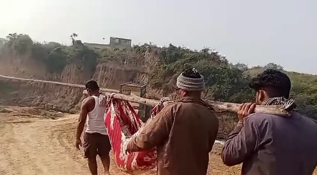 रीवा में सिस्टम को शर्मसार करने वाला वीडियो वायरल; भोपाल में चल रहा था इलाज