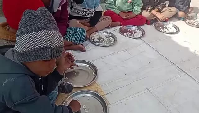 आंगनवाड़ी में बच्चों को मिड-डे मील के बजाय बांटे मुरमुरे, वीडियो वायरल