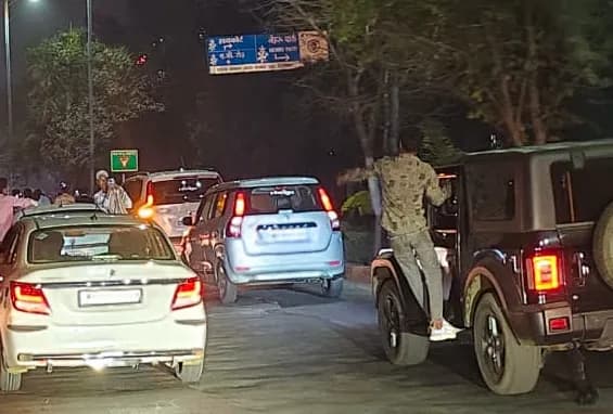 हूटर बजाकर सड़कों पर मचाया हुड़दंग, वीडियो वायरल