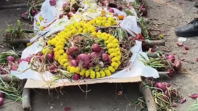प्याज की कीमतों में भारी गिरावट पर किसानों का प्रदर्शन; 2 रुपए से 10 रुपए किलो रह गया दाम