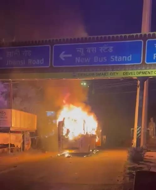 राहगीरों ने सभी 34 यात्रियों को सुरक्षित निकाला, एक बुजुर्ग की तबीयत बिगड़ी; ग्वालियर से भोपाल जा रही थी बस