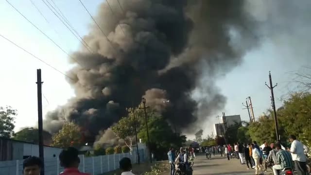 2 घंटे में काबू पाया जा सका, फैक्ट्री में मौजूद लाखों का माल राख हुआ