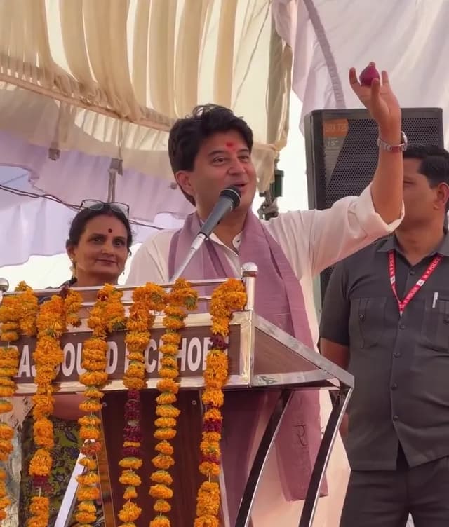 जेब से प्याज निकल बोले- यही है मेरी सेहत का राज