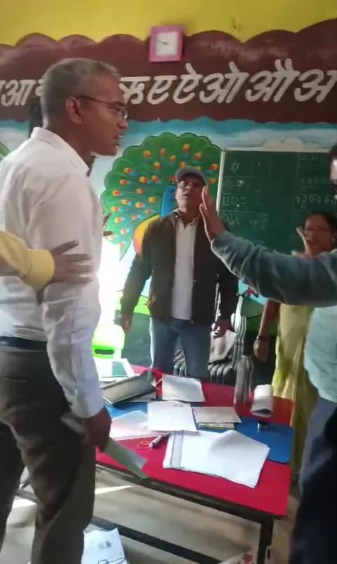 नोडल अधिकारी ने BLO को पटकने की धमकी दी, रामनगर में विवाद वीडियो वायरल