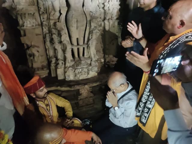जवारी मंदिर में पूजा की, इसी मंदिर पर सुनवाई के दौरान CJI ने विवादास्पद टिप्पणी की थी