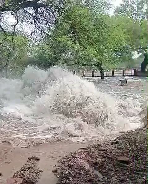 सड़क पर बह रहा लाखों लीटर पानी, तालाब बना इलाका, रहवासियों में हाहाकार