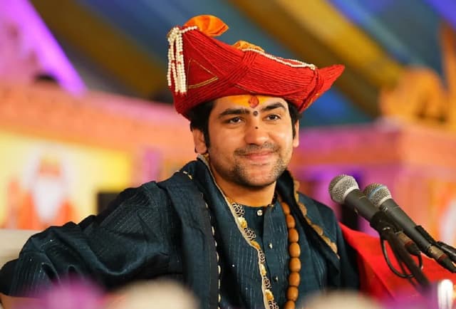 धीरेंद्र कृष्ण शास्त्री का बड़ा बयान, बोले- रुपया मजबूत करने के लिए 3 महीने बंद हो नेताओं की सैलरी