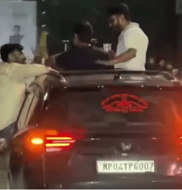 सनरूफ से बाहर निकलकर युवकों का स्टंट; पुलिस पहचान में जुटी