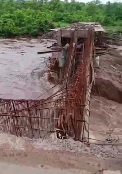 छत्तीसगढ़-ओडिशा को जोड़ने वाला निर्माणाधीन पुल ढहा; उदंती नदी उफान पर
