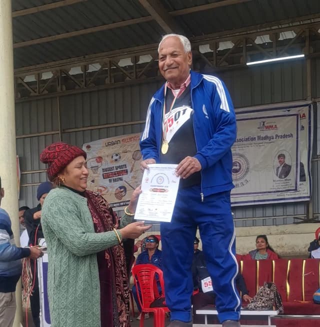 राज्यस्तरीय मास्टर एथलेटिक्स में जीते दो स्वर्ण पदक, ग्वालियर का नाम रोशन किया