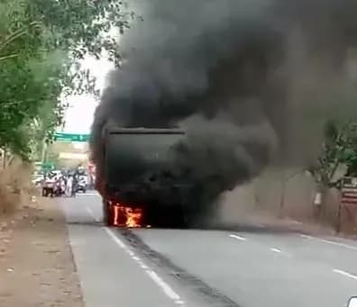 बीच सड़क राहगीरों में मचा हड़कंप; हाईवे पर लगी वाहनों की लंबी कतार