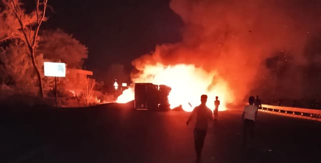 डिवाइडर से टकराकर ट्रेलर में लगी भीषण आग, चालक ने कूदकर बचाई जान