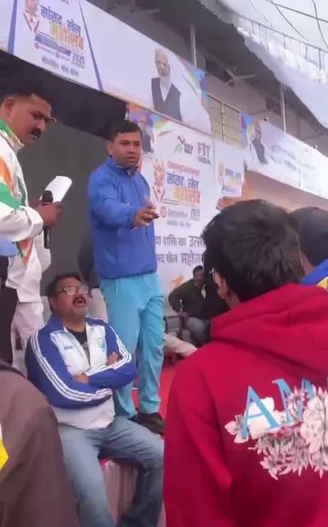इनाम न मिलने से भड़के खिलाड़ी, सांसद पुत्र की गाड़ी रोकी; मारपीट के आरोप