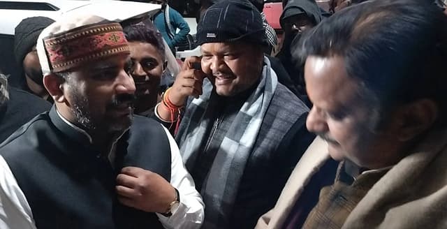 अस्पतालों में कुत्तों का डेरा, कांग्रेस नेता की शिकायत पर मंत्री भी हुए हैरान; वीडियो वायरल