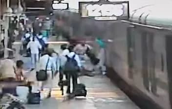 चलती शान-ए-भोपाल एक्सप्रेस और प्लेटफॉर्म के बीच फंसी मां-बेटी; RPF जवान ने बचाई जान