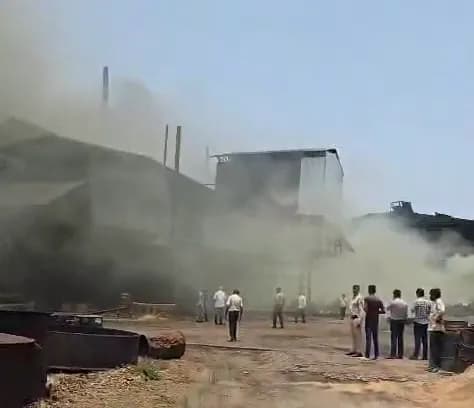 कर्मचारियों के फंसे होने की आशंका, फायर ब्रिगेड-प्रशासन की टीम रेस्क्यू में जुटी, इलाके को कराया खाली