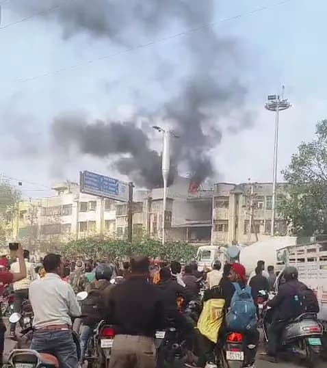 फायर ब्रिगेड की टीम मौके पर; आग पर काबू पाने की कोशिश