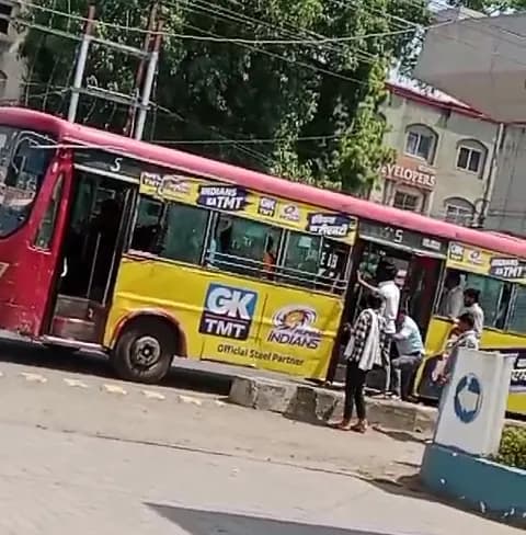 बीच सड़क बंद हुई सिटी बस, यात्रियों ने लगाया धक्का; VIDEO हो रहा वायरल