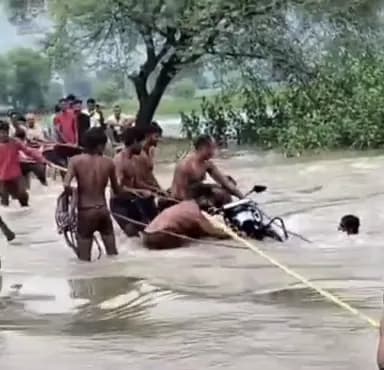 हिनौती-सुपेला मार्ग पर उफनते नाले के पुल पर बाइक के साथ तेज बहाव में बहे युवक को ग्रामीणों ने बचाया, वीडियो आया सामने