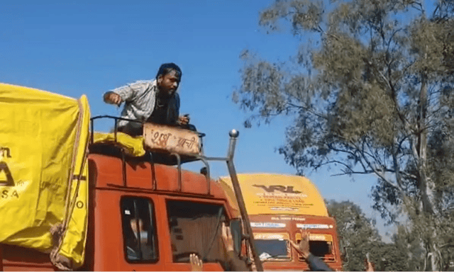 चालान कटने से नाराज... डीजल डालकर ट्रक पर चढ़ा ड्राइवर, सड़क पर लगा जाम