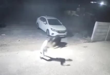 राहगीर पर हमले की कोशिश, जान बचाकर भागा युवक, CCTV में कैद हुई घटना