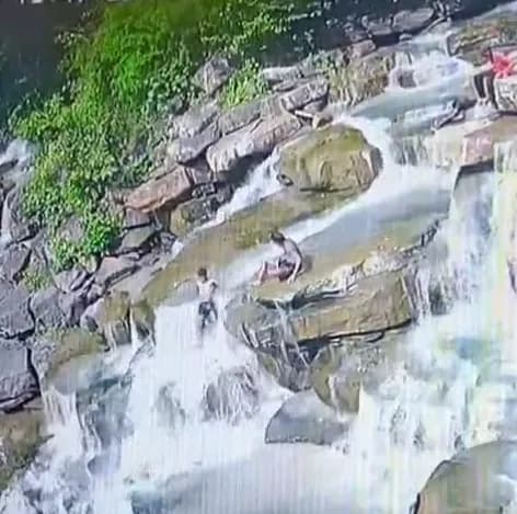 घटारानी वाटरफॉल से नीचे गिरा युवक, CCTV में कैद हुई घटना; पुलिस ने किया रेस्क्यू