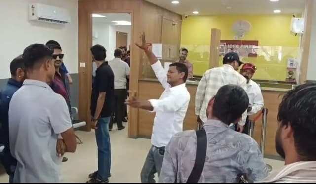 धार के किसान का अनोखा विरोध, ढोल-ताशे के साथ बैंक पहुंचकर जताया आक्रोश