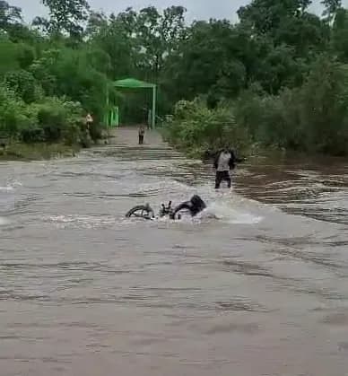 गरियाबंद में नदी-नाले उफान पर, रपटे से बहा बाइक सवार, लोगों ने बचाई जान
