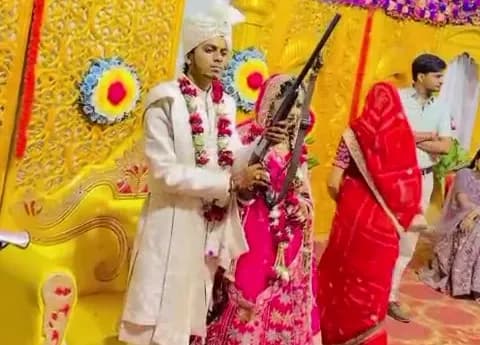 दुल्हन के साथ स्टेज पर की हर्ष फायरिंग, VIDEO वायरल; मैरिज गार्डन में ट्रैक्टर से ली 'फिल्मी एंट्री'