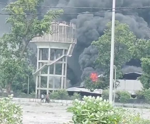 इलाके में अफरा-तफरी, दमकल और पुलिस मौके पर पहुंची, ऑयल लीकेज हादसे की वजह