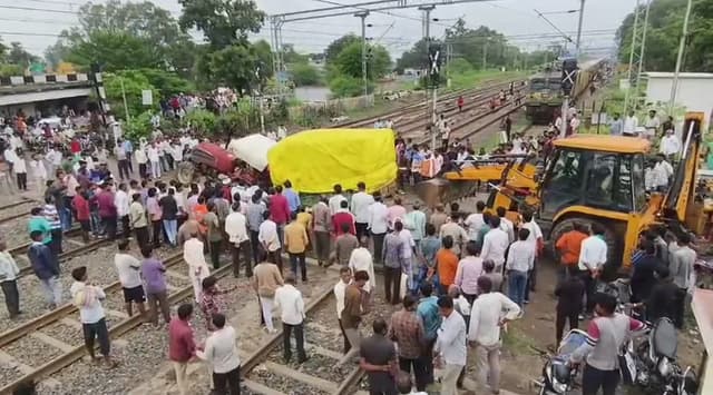 हिच टूटने से रेलवे ट्रैक पर मूंग से भरी ट्रैक्टर-ट्रॉली फंसी, अमरकंटक एक्सप्रेस समेत कई ट्रेनें हुईं लेट