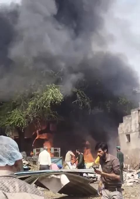 केमिकल ड्रम फटने से भड़की आग, फायर ब्रिगेड की टीम काबू पाने में जुटीं