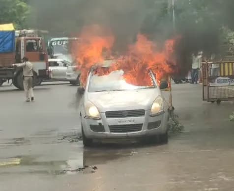 अंदर फंसा ड्राइवर 40% झुलसा; ट्रैफिक जवानों ने कांच तोड़कर बचाई जान