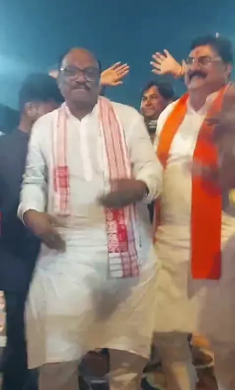 भजन संध्या के दौरान कृष्ण भक्ति में झूमे दुर्गादास उइके, नेताओं संग किया जमकर नृत्य
