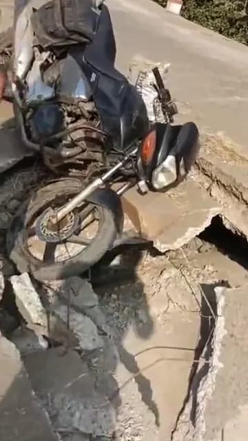 करीब 7 फीट गहरा गड्ढा हुआ; बाल-बाल बचा बाइक सवार