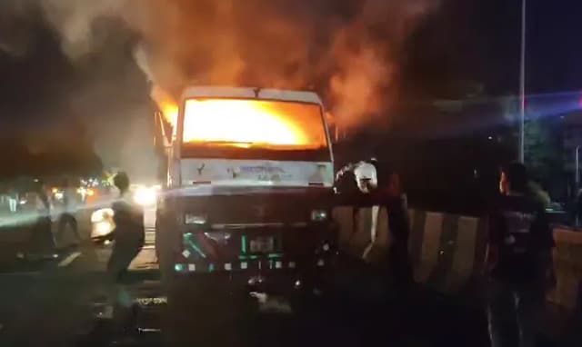 शॉर्ट सर्किट की आशंका, वाहन जलकर खाक; बीमा और परमिट एक्सपायर, भोपाल नगर निगम पर उठे सवाल