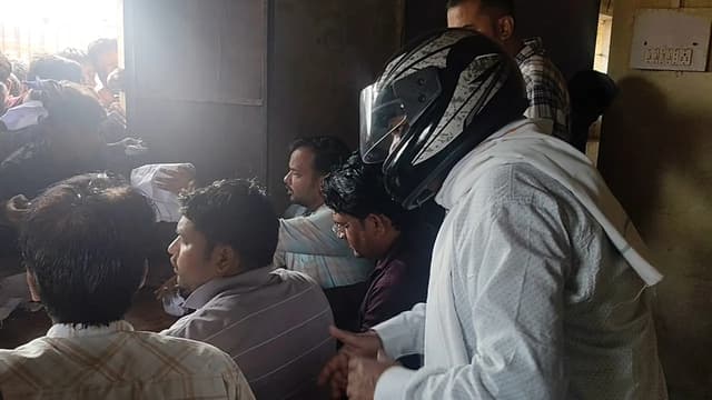 अव्यवस्था देख बोले- चेहरा देखकर बंट रहे हैं कूपन, घंटों लाइन में लगने के बाद भी नहीं मिल रही खाद