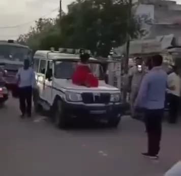 भाई को बचाने पुलिस जीप के बोनट पर चढ़ी महिला, सड़क पर हाईवोल्टेज ड्रामा