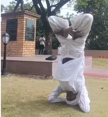 विधानसभा के बाहर शीर्षासन कर दर्ज कराया विरोध, हर्ष फायरिंग पर FIR को बताया झूठा