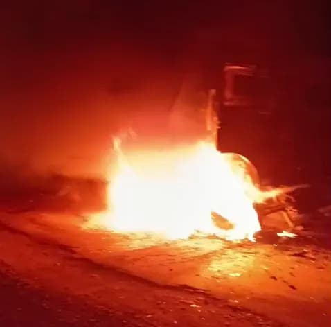युवक से पैसे की मांग, विरोध करने पर मारपीट, कार में तोड़फोड़ कर डंपर में लगाई आग; 3 पर FIR