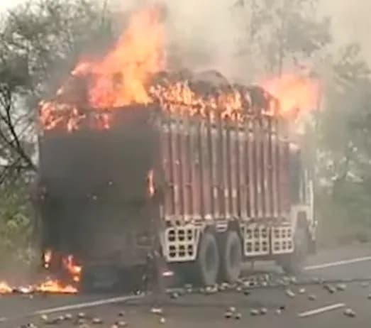आमों से भरा वाहन धू-धूकर जला, ड्राइवर ने कूदकर बचाई जान