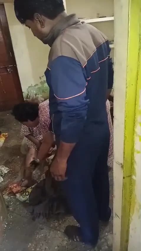 मानसिक बीमार बच्चों पर छोटे से कमरे में कैद करने का आरोप; मां अस्पताल में भर्ती