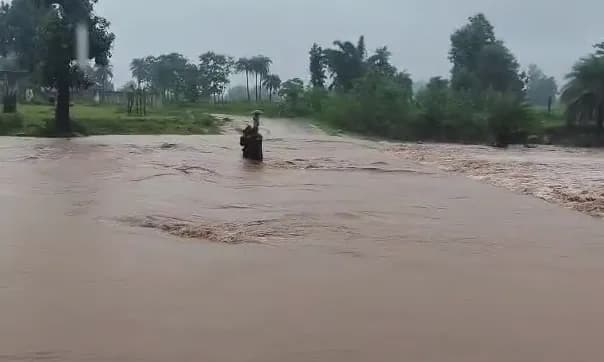 सरंडी नदी पर बने पुल के ऊपर से बह रहा पानी, जोखिम उठाकर में नदी पार कर रहे ग्रामीण