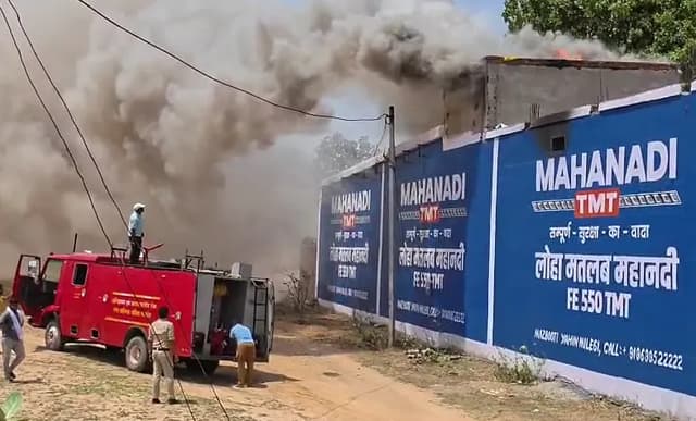 धुएं का गुबार देख मची अफरा-तफरी; धमाकों के दहला इलाका, फायर ब्रिगेड की मशक्कत जारी