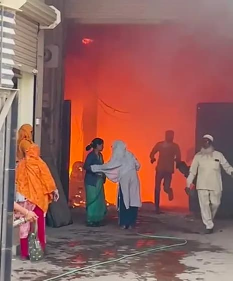 कर्मचारियों में मची अफरा-तफरी; फायर ब्रिगेड की टीम ने पाया काबू