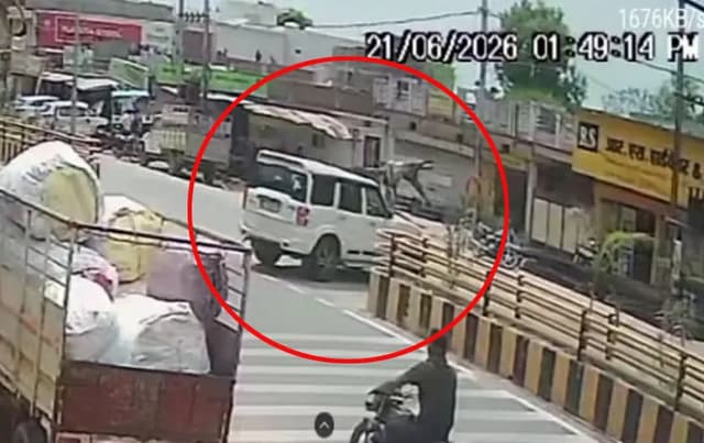 टक्कर के बाद दूर जाकर गिरा युवक, CCTV में घटना कैद