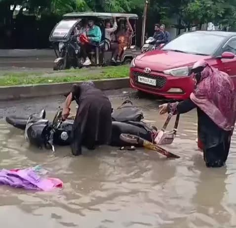 करोंद मंडी रोड पर बड़े गड्ढे में भरा पानी, बाइक सवार पति-पत्नी और बच्चा गिरा; हादसे का VIDEO वायरल